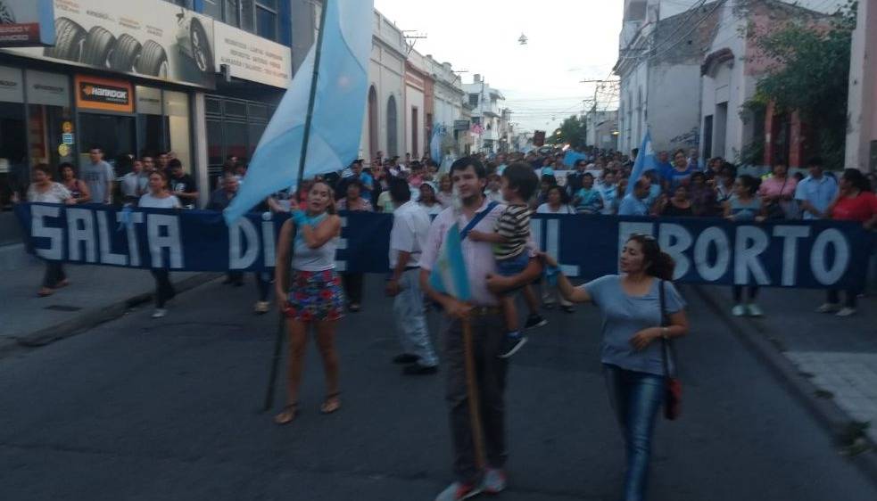 Marcha en contra de la legalización del aborto por las calles de Salta