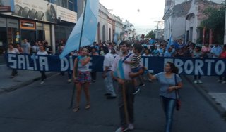 Marcha en contra de la legalización del aborto por las calles de Salta