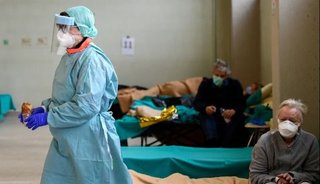 Italia dejaría de prestar atención a personas mayores de 80 años