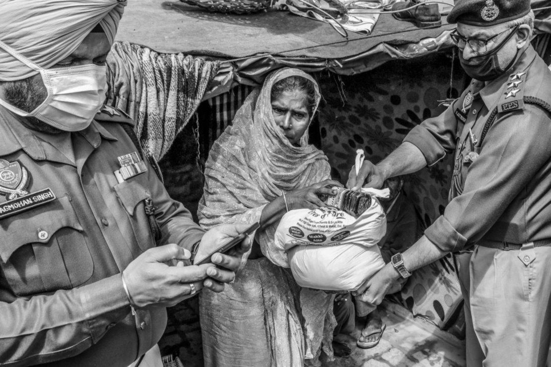 La policía de India reparte comida a los necesitados en el primer día de cuarentena. La policía de India reparte comida a los necesitados en el primer día de cuarentena.