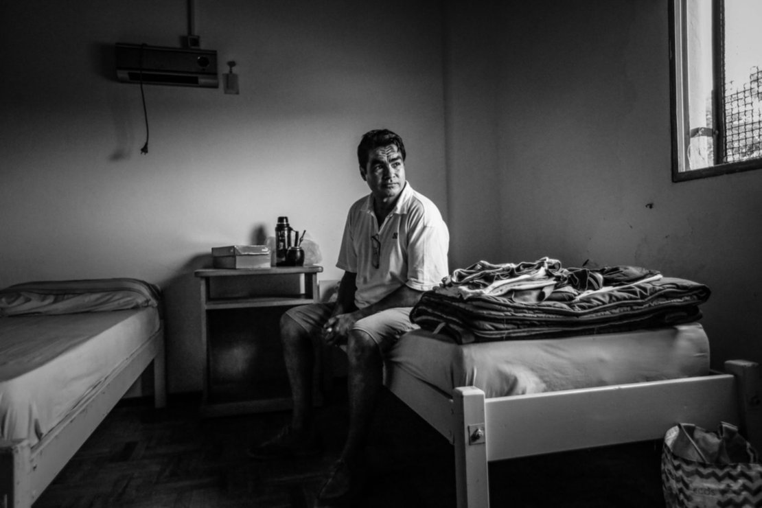 Un hombre permanece en su cama dentro del estadio Centenario, que se utiliza como refugio para unas 30 personas en situación de calle. Un hombre permanece en su cama dentro del estadio Centenario, que se utiliza como refugio para unas 30 personas en situación de calle.