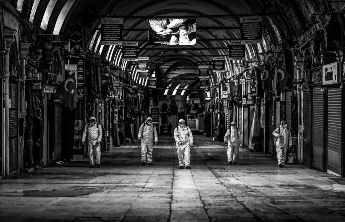 Empleados de un shopping en Turquía, desinfectan los locales para prevenir la propagación del virus. Empleados de un shopping en Turquía, desinfectan los locales para prevenir la propagación del virus.