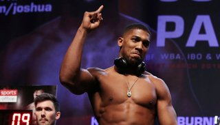 Anthony Joshua está aislado