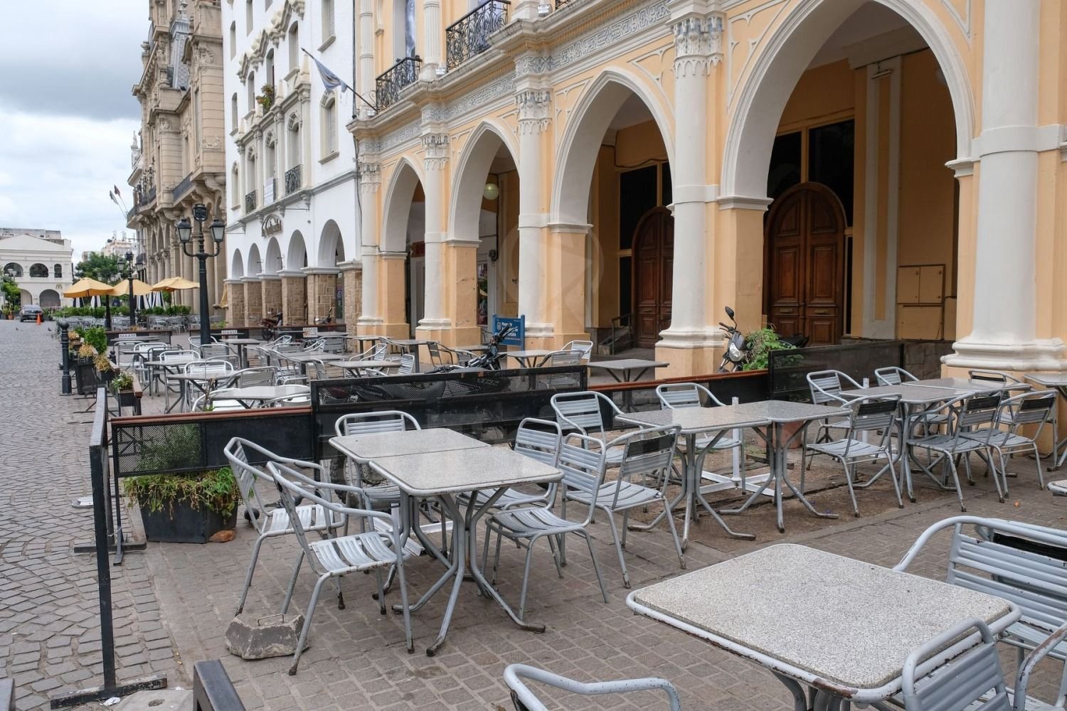 Hoteles y restaurantes, en rojo, ante un paráte inédito
