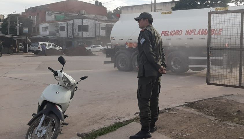 Dos funcionarios municipales detenidos por cortar el acceso de camiones en Salvador Mazza