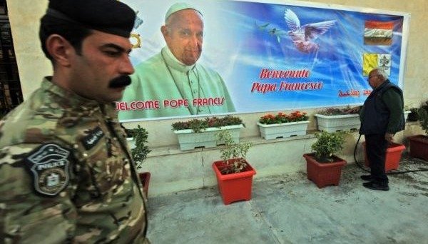 Histórico: el Papa Francisco llegó a Irak, en directo