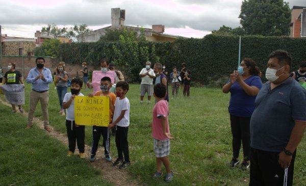 Neighbors of Villa Lastenia in defense of their square