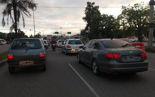 Primer día de clases y enormes embotellamientos en los accesos a la ciudad