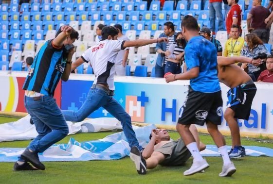 Batalla campal entre hinchas dejó 22 heridos: la Liga de México suspendió el fútbol