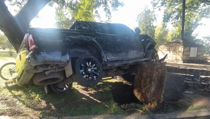 Dos jovenes alcoholizados chocaron  con la camioneta  en el monumento 20 de Febrero