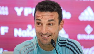 Scaloni, sin filtros: “No sé qué piensan Messi y Di María” y "me incomoda la 'Scaloneta'"