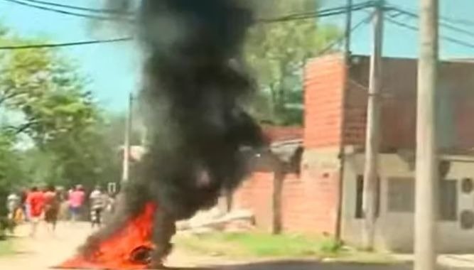 Violencia en Rosario: vecinos del niño asesinado saquearon e incendiaron la casa del presunto narco