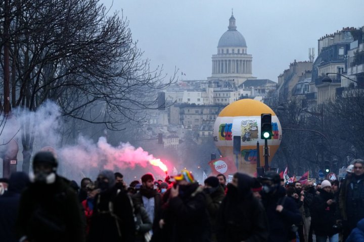 FRANCIA: Macron impuso por decreto la reforma jubilatoria y estallaron las protestas