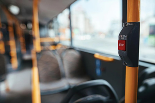 Atocha: intentó robar a la conductora de un colectivo y agredió a un policía