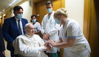 Francisco "pasó bien la noche" tras ser internado por una infección pulmonar