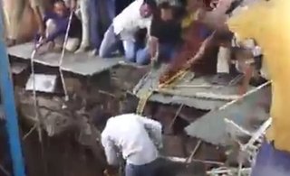 Al menos ocho muertos al colapsar un templo en India