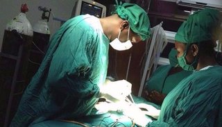 Operan con éxito a un bebé que nació con ocho brazos y piernas