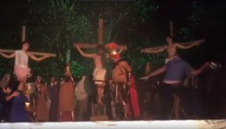 VIDEO: Intentó salvar a "Jesús" y se agarró a las piñas con un actor
