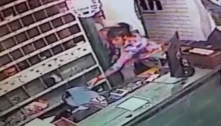 Una ex policía con arresto domiciliario le puso la tobillera a su caniche y salió a robar