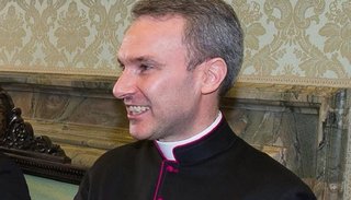 Detuvieron a un sacerdote por consultar pornografía infantil