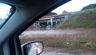 Por la crecida del arroyo Las Martas, una auto quedó atrapado en el ingresó al barrio San José