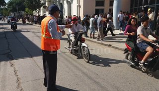 Tránsito dice: "Sin casco... a caminar con la moto"