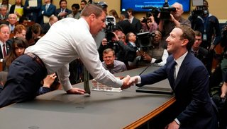 Zuckerberg fue al Congreso para mostrar que puede seguir siendo el CEO de Facebook