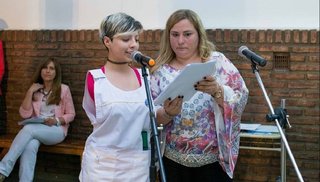 Una joven que nació sin brazos pide al Gobierno que le otorguen la pensión por discapacidad