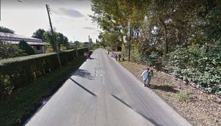 Unos 60 chicos de las fincas, sin transporte escolar, caminan por una peligrosa ruta