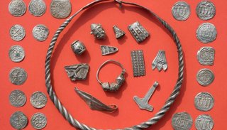 Un chico de 13 años descubrió el tesoro de un rey vikingo del siglo X