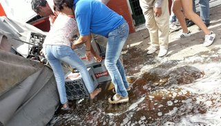 Descontrol por el vuelco de un camión con cerveza