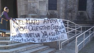 Mapuches tomaron la catedral de Bariloche: reclaman la libertad del machi Celestino Córdova