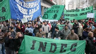 Estatales: la pérdida de poder adquisitivo en 28 meses equivale a tres salarios por año