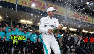 Hamilton ganó en Azerbaiyán con una dosis de fortuna