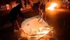 Feministas quemaron una bandera del ARA San Juan y agredieron a un veterano de guerra