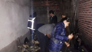 Una familia debió ser asistida por bomberos tras inundarse su casa