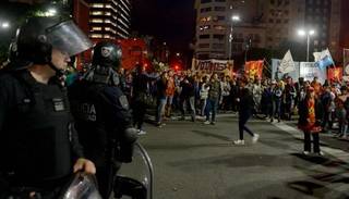 Gases y balas de goma a manifestantes en las puertas de Desarrollo Social