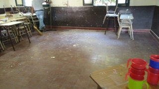Se cayó parte del techo del aula