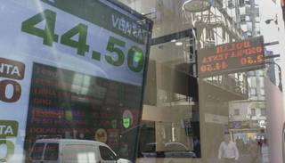 El dólar profundiza su caída y alcanza el 3% mensual