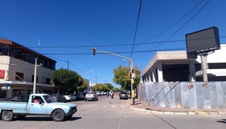 Un padre se cayó de la moto con su hijo y lo dejó abandonado