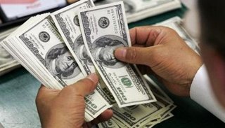 Por el mayor ingreso de divisas del agro, el dólar quedó apenas encima de los 44 pesos