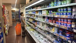 El Gobierno prepara medidas para activar el consumo masivo