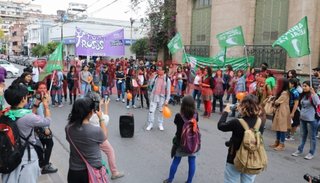 Se manifestaron frente al Teatro Mitre por supuesta censura