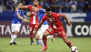 Cruzeiro aplastó al globo, casi eliminado