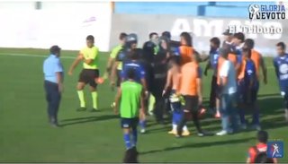 Tras el descenso de Juventud, el bochorno: los jugadores a las piñas