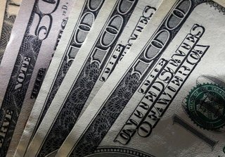El dólar cede 18 centavos a $ 43,72 y anota su quinta baja consecutiva