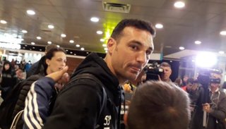 Scaloni regresó al país para reunirse con Tapia y Menotti