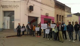 Vecinos protestaron por los tarifazos y la mala calidad del agua