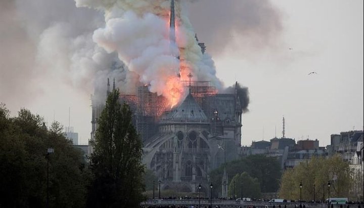 Se incendia la Catedral de Notre Dame de París