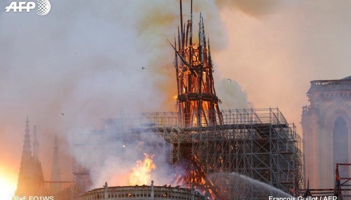 Incendio en Notre Dame: el momento en que cae la aguja de la torre principal